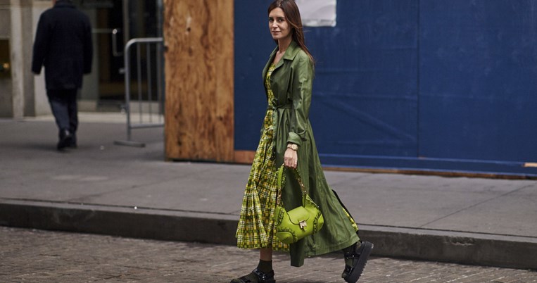 Μια στιλίστρια διασήμων θα σου έλεγε να πετάξεις αμέσως αυτά τα 5 κομμάτια από την ντουλάπα σου