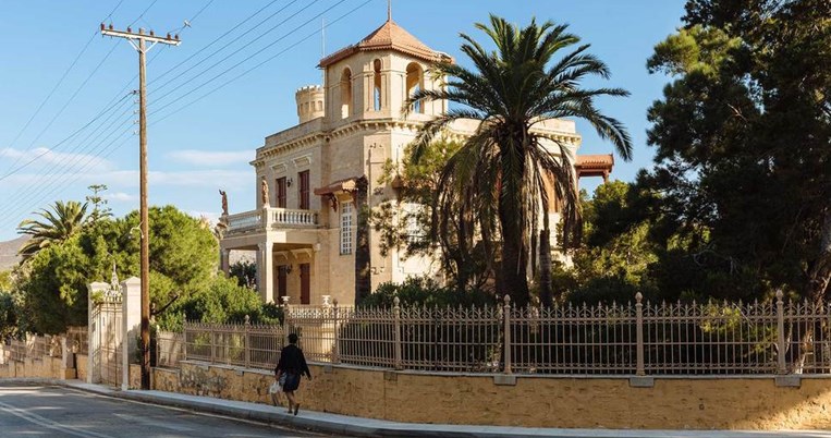 Η συνοικία με τις αναγεννησιακές επαύλεις βρίσκεται σε ένα αγαπημένο νησί πολύ κοντά στην Αθήνα