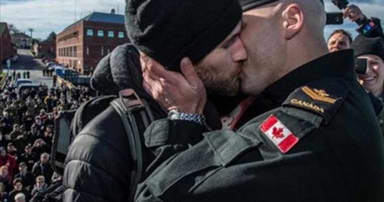Το πρώτο gay φιλί στο πολεμικό ναυτικό