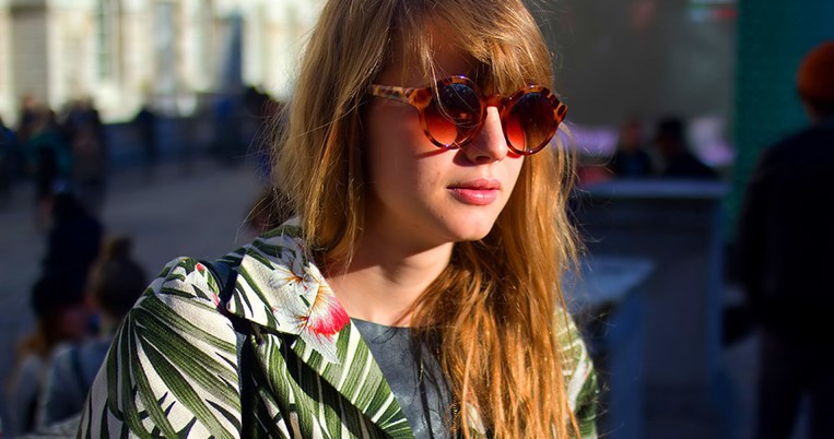 Όλες οι μοδάτες γυναίκες κυκλοφορούν ήδη στον δρόμο με τα ίδια ακριβώς γυαλιά ηλίου