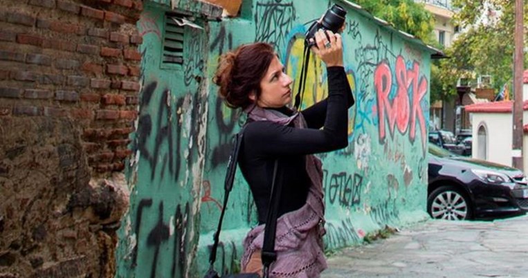 «Κίτρινα φώτα, παστουρμάς, ραπ στα ρώσικα»: Η Αναστασία Δεληγιάννη για τις Συκιές στη Θεσσαλονίκη