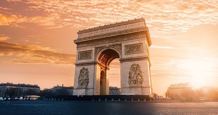 Η Αψίδα του Θριάμβου εξαφανίζεται από το Παρίσι. Ένας σημαντικός καλλιτέχνης θα κάνει τα μαγικά του