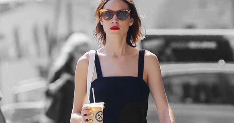 Η Αλέξα Τσανγκ φόρεσε τα κομψά αθλητικά που θα πετάξουν μακριά τα άσχημα sneakers