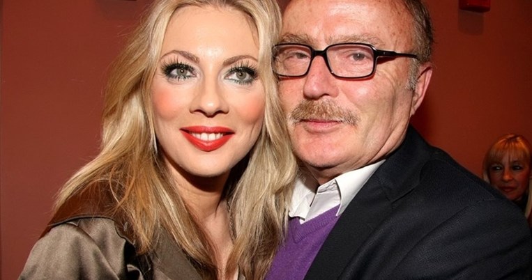 Σα δυο σταγόνες νερό η Σμαράγδα Καρύδη με τη μητέρα της στην ανάρτηση του Ντίνου Καρύδη