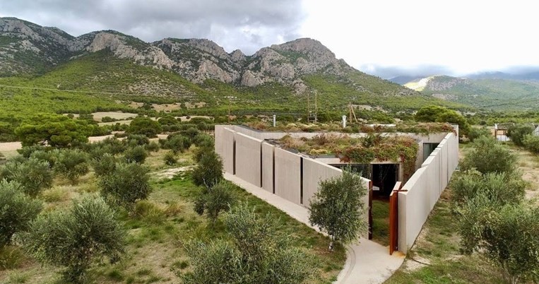 Ένα τριγωνικό σπίτι σε έναν ελαιώνα στα Μέγαρα καταργεί τα όρια εξωτερικού και εσωτερικού χώρου