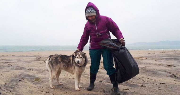 Η 70χρονη που καθάρισε ολομόναχη 52 παραλίες και κατάργησε τη χρήση πλαστικών σε 600 επιχειρήσεις