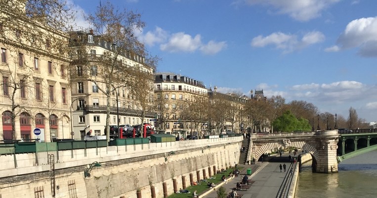 Στα βουλεβάρτα του Παρισιού με το κινητό που ξαναγράφει τους κανόνες των εμπειριών 