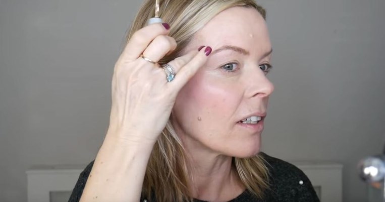 Αντίο θαμπάδα: Το φωτεινό μακιγιάζ για μια γυναίκα που βρίσκεται σε εμμηνόπαυση