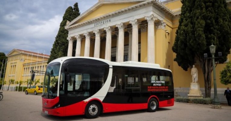 Ήρθε στην Αθήνα το πρώτο ηλεκτρικό λεωφορείο. Πώς θα λειτουργεί και ποια τα οφέλη για το περιβάλλον