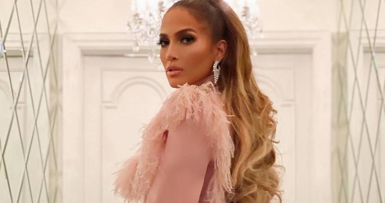 Η Τζένιφερ Λόπεζ μόλις φόρεσε τα πιο αντιπαθητικά παπούτσια. Μην το δοκιμάσεις στο σπίτι