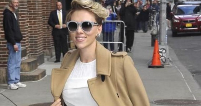 Το αποδομημένο κοστούμι της Scarlett Johanson μας δίνει ιδέες για το καλοκαίρι