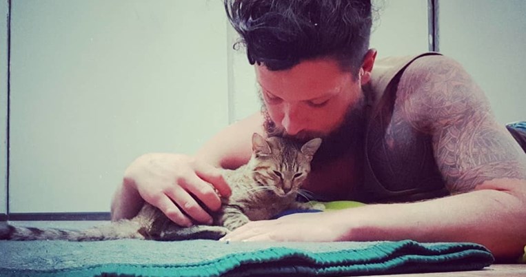 Βόλτα στην Πλάκα. Ο άντρας που γυρίζει τον κόσμο με ποδήλατο και μια γάτα βρίσκεται στην Ελλάδα