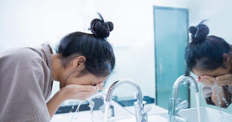 Γυναίκα με ιδιοψυχαναγκαστική διαταραχή πλένει το πρόσωπο της για 3 ώρες κάθε βράδυ