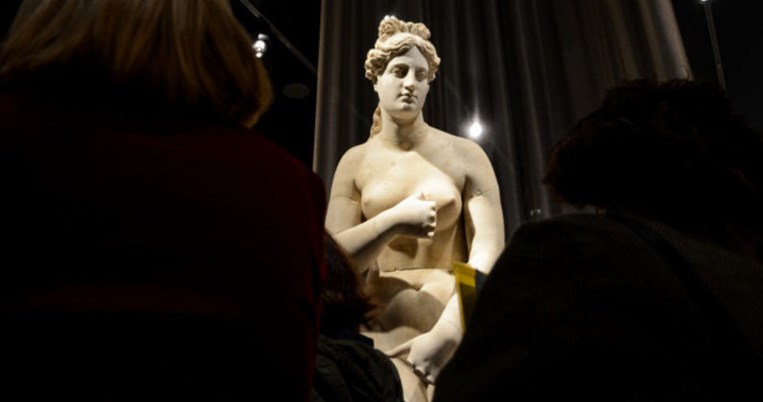 Αυτό το άγαλμα της Αφροδίτης το βλέπουμε για πρώτη φορά και είναι από τη συλλογή του Ιόλα 