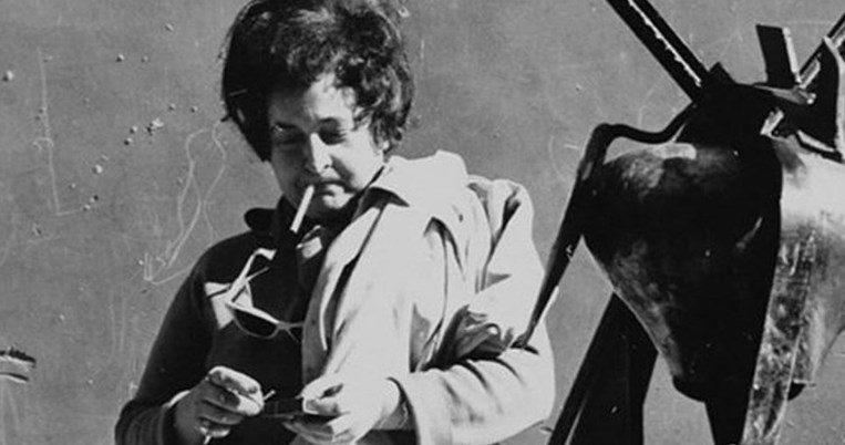 «Να γλεντάμε τη ζωή μας»: Η γλύπτρια Νάτα Μελά έζησε τη δική της σαν μυθιστόρημα