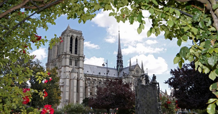 Παναγία των Παρισιών: Δεν είναι η πρώτη φορά που παραδίδεται στις φλόγες