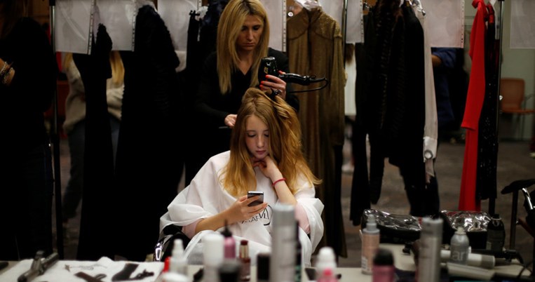 Καταργεί το πιστολάκι. Όλες οι γυναίκες με σγουρά μαλλιά αγοράζουν τώρα αυτό το σαμπουάν