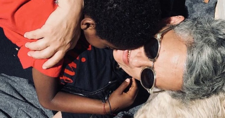 «Ερωτεύτηκα την Αθήνα από μακριά»: Η Φωτεινή Παντζιά για τη ζωή στην πόλη και τη διακρατική υιοθεσία