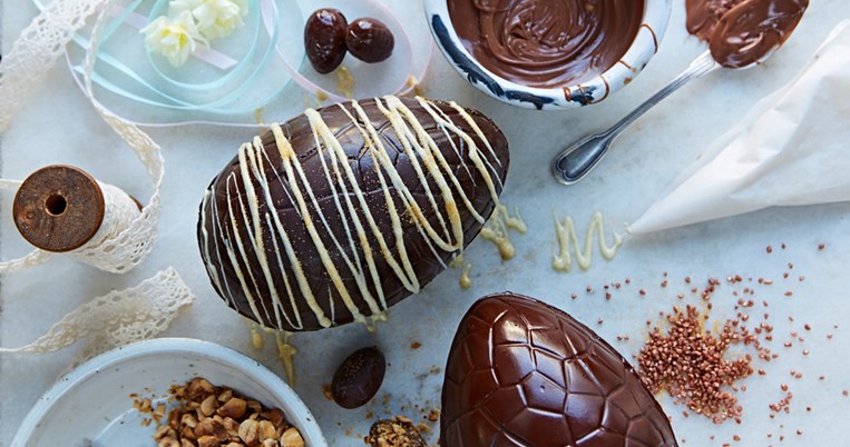 Φτιάχνουμε πασχαλινά σοκολατένια αυγά στο σπίτι από τον Άκη Πετρετζίκη. Εύκολα, γρήγορα, πανέμορφα