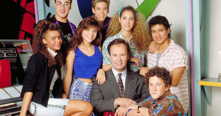 «Έτσι μοιάζουν 30 χρόνια φιλίας». Πώς είναι σήμερα οι πρωταγωνιστές του Saved by the Bell