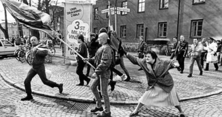 Το χτύπημα με τσάντα μιας γυναίκας στο κεφάλι ενός νεοναζί γίνεται άγαλμα κατά της ακροδεξιάς 