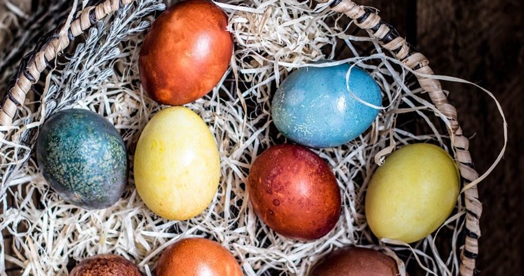 Μια Ελληνίδα food blogger σού λέει τον πιο φυσικό τρόπο να βάψεις αυγά. Με ένα ιστορικό φυτό