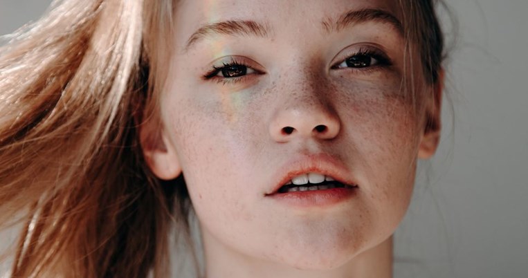 Λίφτινγκ χωρίς νυστέρι που κοστίζει 0,50 ευρώ. Μια θεραπεία για ανορθωμένο, νεανικό πρόσωπο