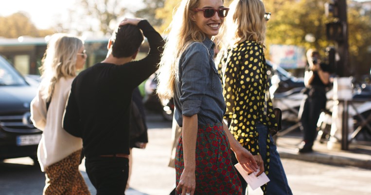 To στιλιστικό κόλπο για να κρύψεις την κοιλίτσα, χωρίς κορσέ ή άλλο βοήθημα