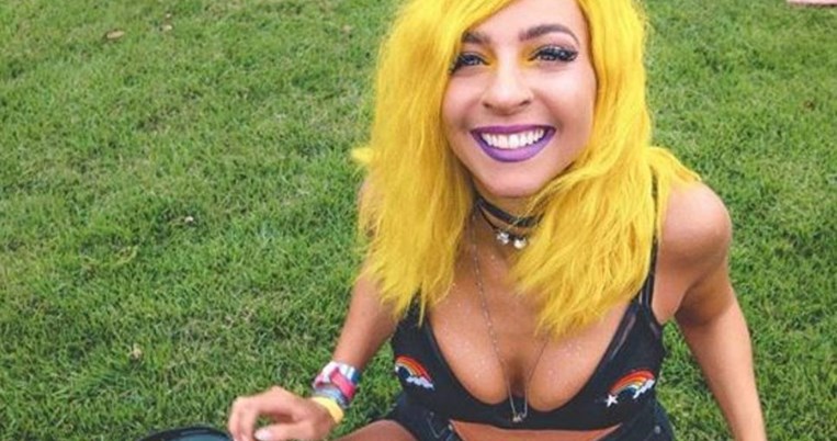 Η influencer που ήταν στον κήπο του σπιτιού της και έπεισε τους πάντες ότι βρισκόταν στο Coachella