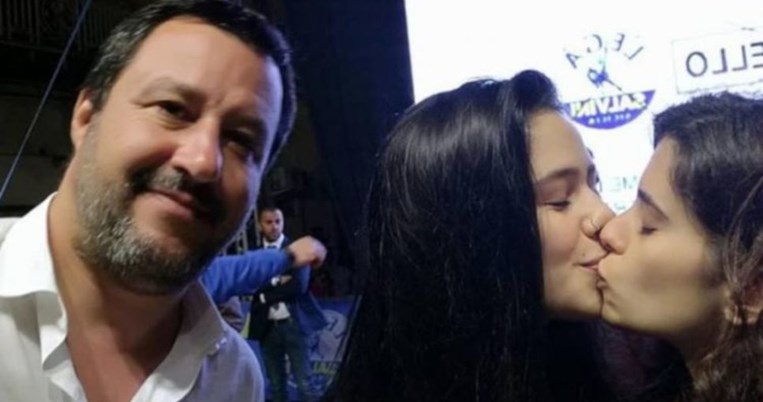 To viral φιλί δύο κοριτσιών κοροϊδεύει τον επικεφαλής του ακροδεξιού κόμματος, Ματέο Σαλβίνι 