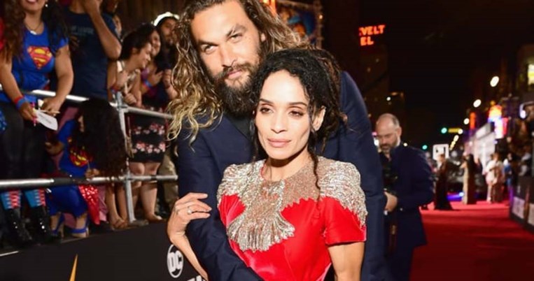 Λίζα Μπονέ και Τζέισον Μομόα + ακόμα 6 διάσημες ερωτευμένες με μικρότερους σε ηλικία συντρόφους 