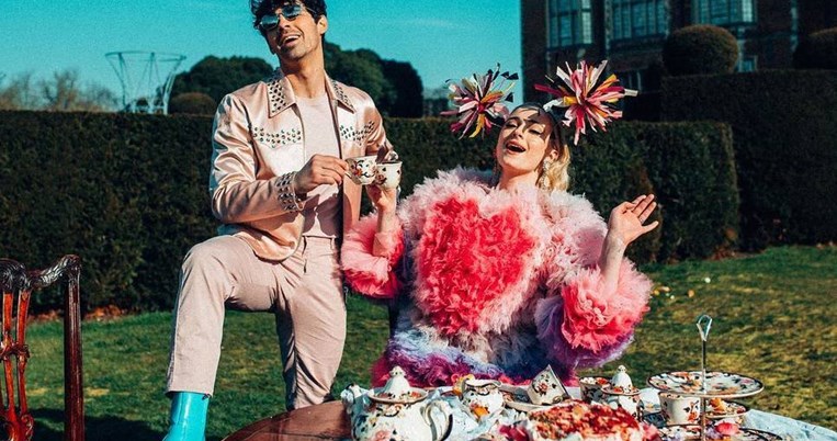 Προκαλεί αμηχανία: Η «Σάνσα» του GoT παντρεύτηκε τον Τζο Τζόνας σε μια κιτς τελετή στο Λας Βέγκας