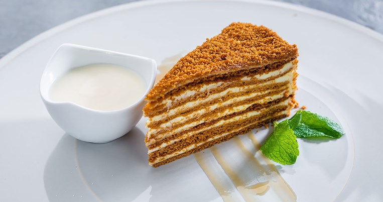 Με αγάπη από τη Ρωσία: Η τούρτα Μεντόκ με μέλι φλερτάρει με τον ουρανίσκο σου  