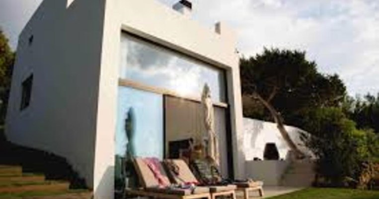 Μια μέρα στη Villa Margi με Intimissimi εσώρουχα, Calzedonia μαγιό και Falconeri πλεκτά