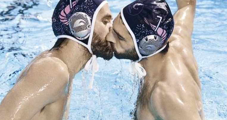 Δυο πολίστες φιλιούνται στο στόμα και η L'Equipe «ξορκίζει» την ομοφοβία 