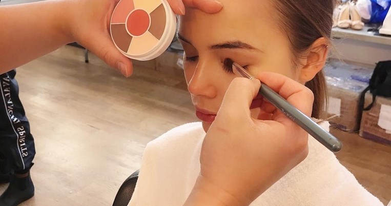 Ξέχνα ό,τι ξέρεις: Για να βρεις την τέλεια απόχρωση makeup, έλεγξε αυτή την περιοχή του σώματός σου