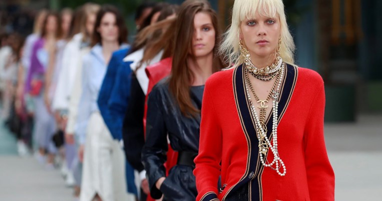 Η Βιρζινί Βιάρ, η διάδοχος του Καρλ Λάγκερφελντ, σχεδίασε την πιο hot Chanel τσάντα της σεζόν  