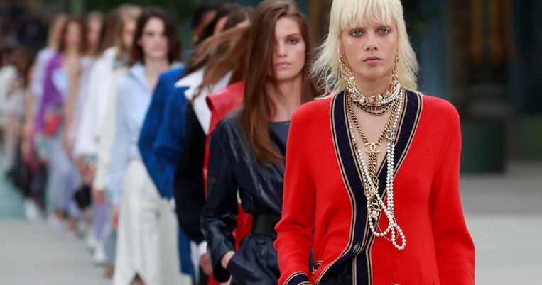 Η Βιρζινί Βιάρ, η διάδοχος του Καρλ Λάγκερφελντ, σχεδίασε την πιο hot Chanel τσάντα της σεζόν  