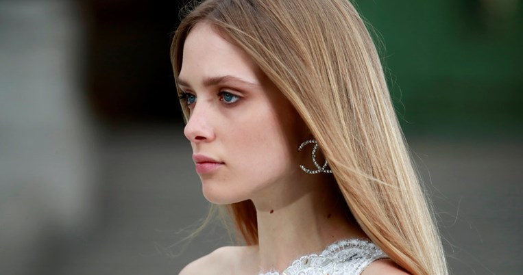 «Συρρικνώνει αμέσως τα σπυράκια»: Μια beauty editor δοκίμασε σχεδόν όλα τα προϊόντα κατά της ακμής