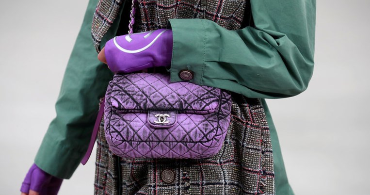 «Η 55χρονη μητέρα μου με συμβουλεύει να επενδύω σε αυτά τα κομμάτια»: Μια fashion editor εξηγεί