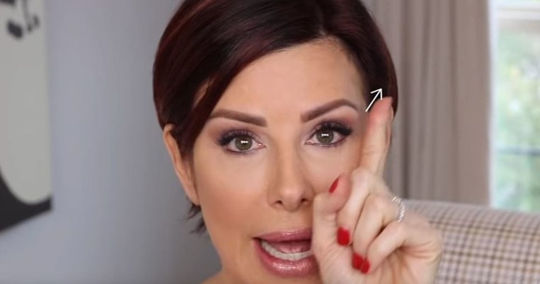 Ανοδική τάση: Το χρώμα μολυβιού που «ανεβάζει» το βλέμμα και γλυκαίνει τα χαρακτηριστικά μετά τα 50