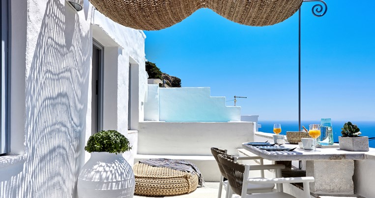 Βασίλειο του καλοκαιριού: Το ομορφότερο ξενοδοχείο σε μυστικό χωριό της Τήνου. Πέτρα, φως, θάλασσα