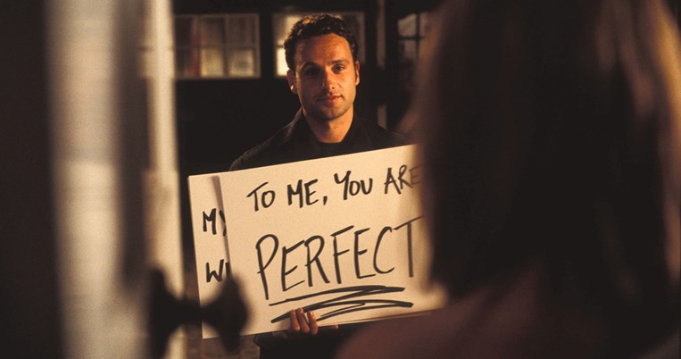 H θλιβερή αλήθεια για το τι συμβαίνει μετά το τέλος του Love Actually, της διάσημης κομεντί των 00's