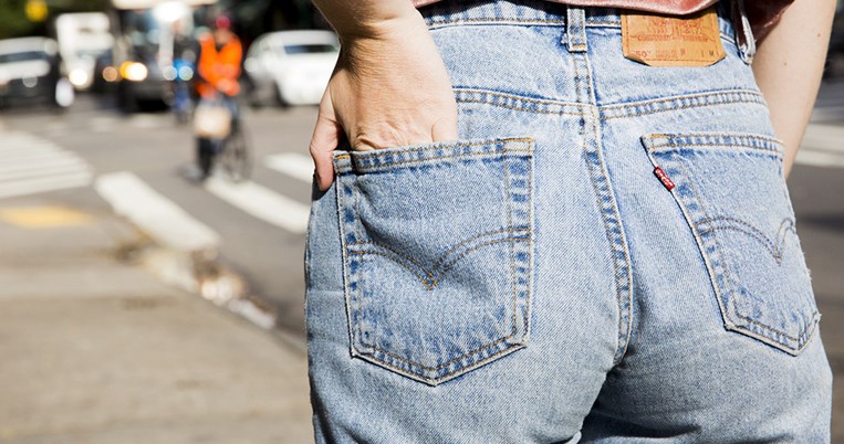 Μια YouTuber δοκιμάζει 28 διαφορετικά στυλ Levi's τζιν παντελονιών και τσεκάρει την εφαρμογή τους 