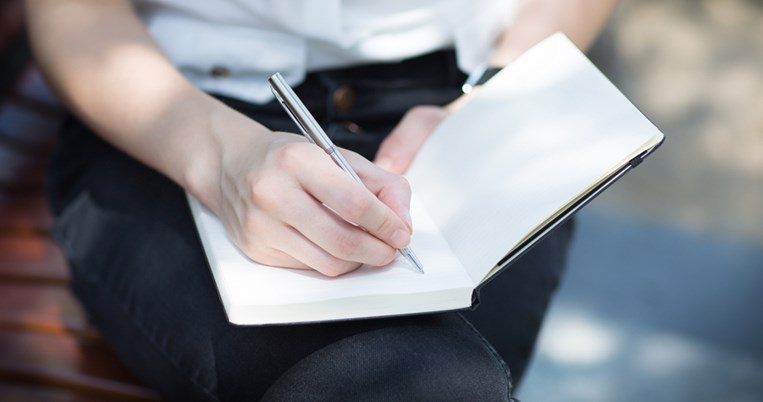 «Δεν θα έχω ποτέ τη δική σου αξιοπρέπεια»: Το τρίτο πρόσωπο γράφει στην προδομένη σύζυγο