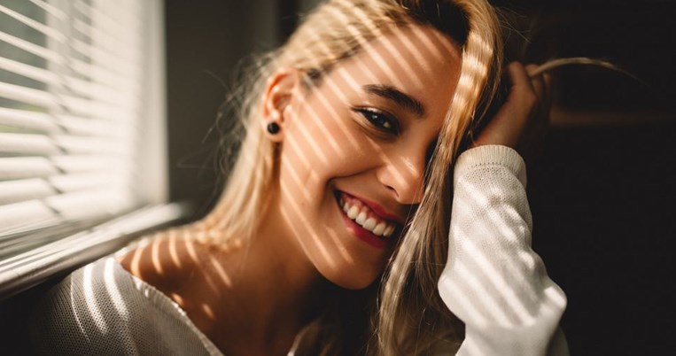 9 ψυχολογικά τρικ για να γίνεις το πιο γοητευτικό άτομο μέσα στο δωμάτιο  