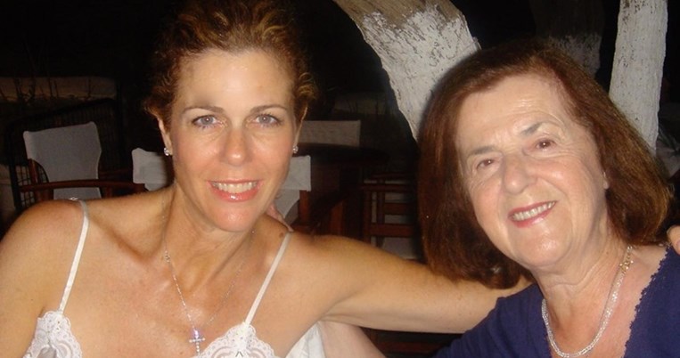«Δραπέτευσε στην Ελλάδα ολομόναχη»: Το συγκινητικό, viral post της Ρίτα Γουίλσον για τη μητέρα της