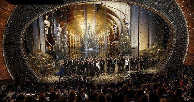 Επιτέλους: Επιβεβαίωσαν τη σχέση τους με ένα φιλί στα Όσκαρ