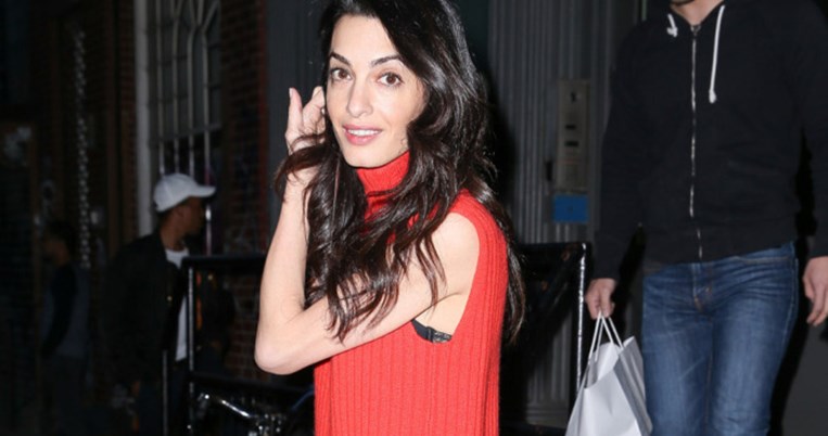 Η Αμάλ Κλούνεϊ με πλεκτό φόρεμα & τα παπούτσια που εσύ πάντοτε αποφεύγεις να φορέσεις στο αεροδρόμιο