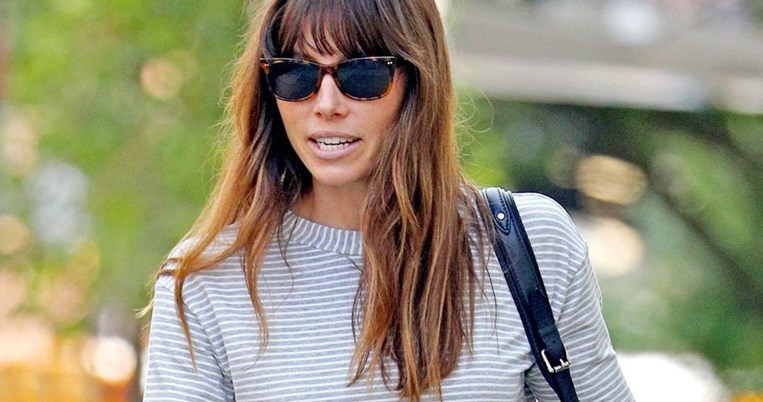 Αν είναι να αγοράσεις ένα skinny τζιν αυτή τη στιγμή ακολούθησε το παράδειγμα της Τζέσικα Μπίελ